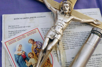 Blagoslov obitelji - raspelo, škropilo i sveto pismo te sličica